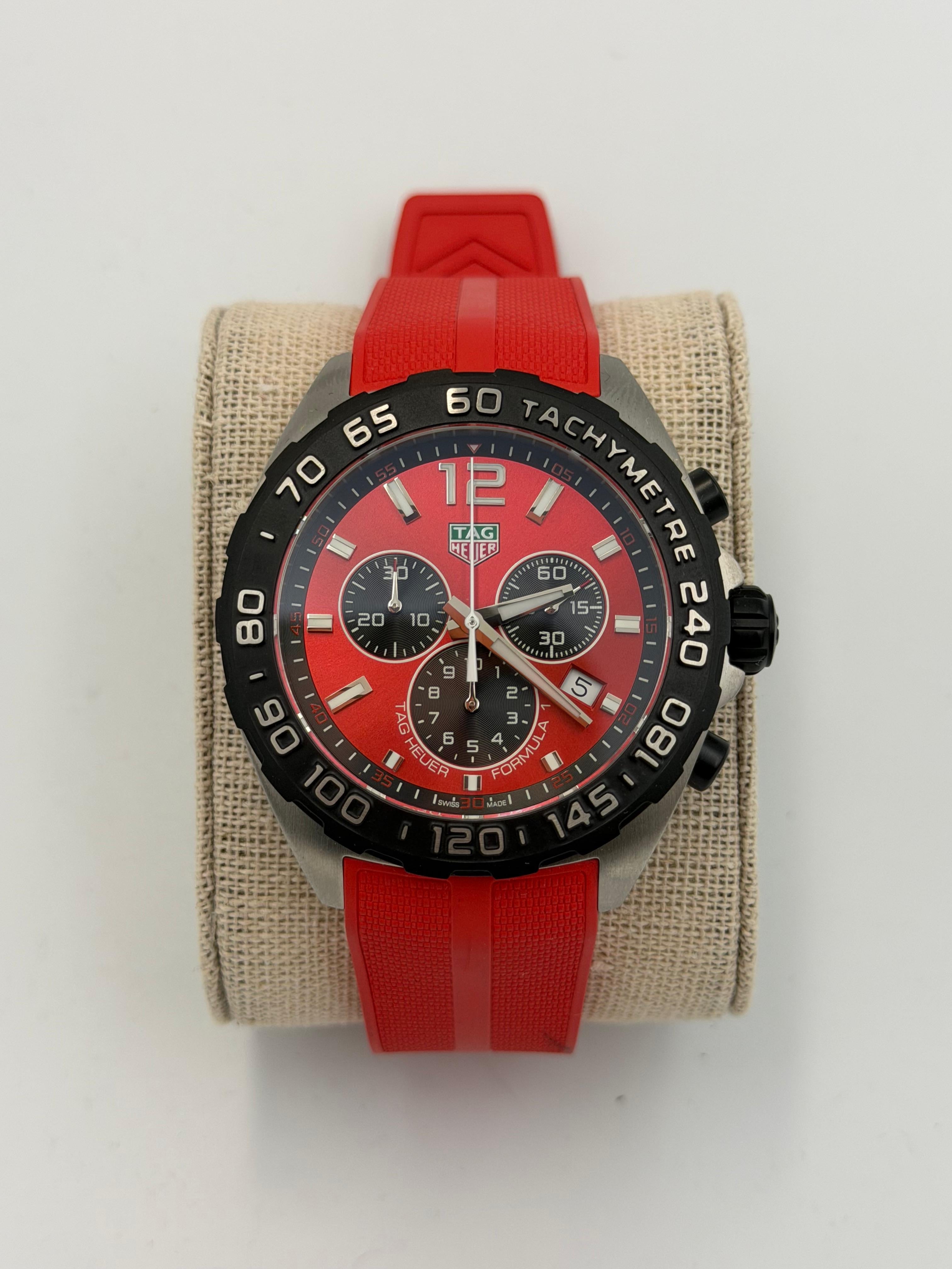 Reloj cronógrafo de acero TAG Heuer Formula 1 de cuarzo con esfera de color rojo