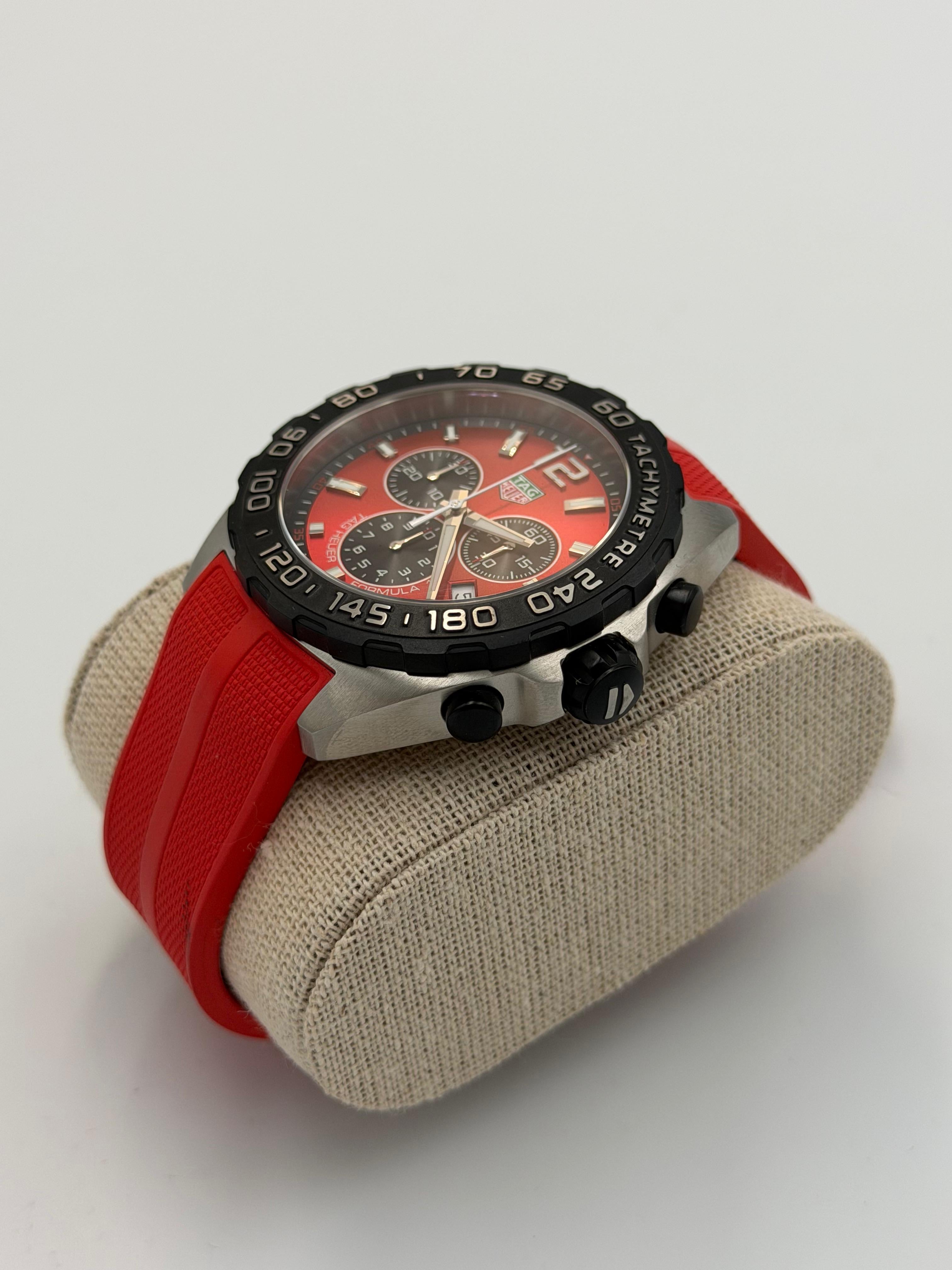 Reloj cronógrafo de acero TAG Heuer Formula 1 de cuarzo con esfera de color rojo