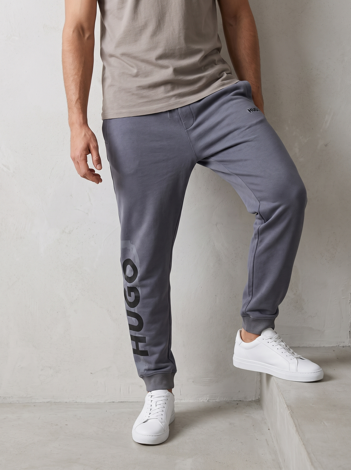 Pants HUGO Gris con Logo Vertical - Boxroom