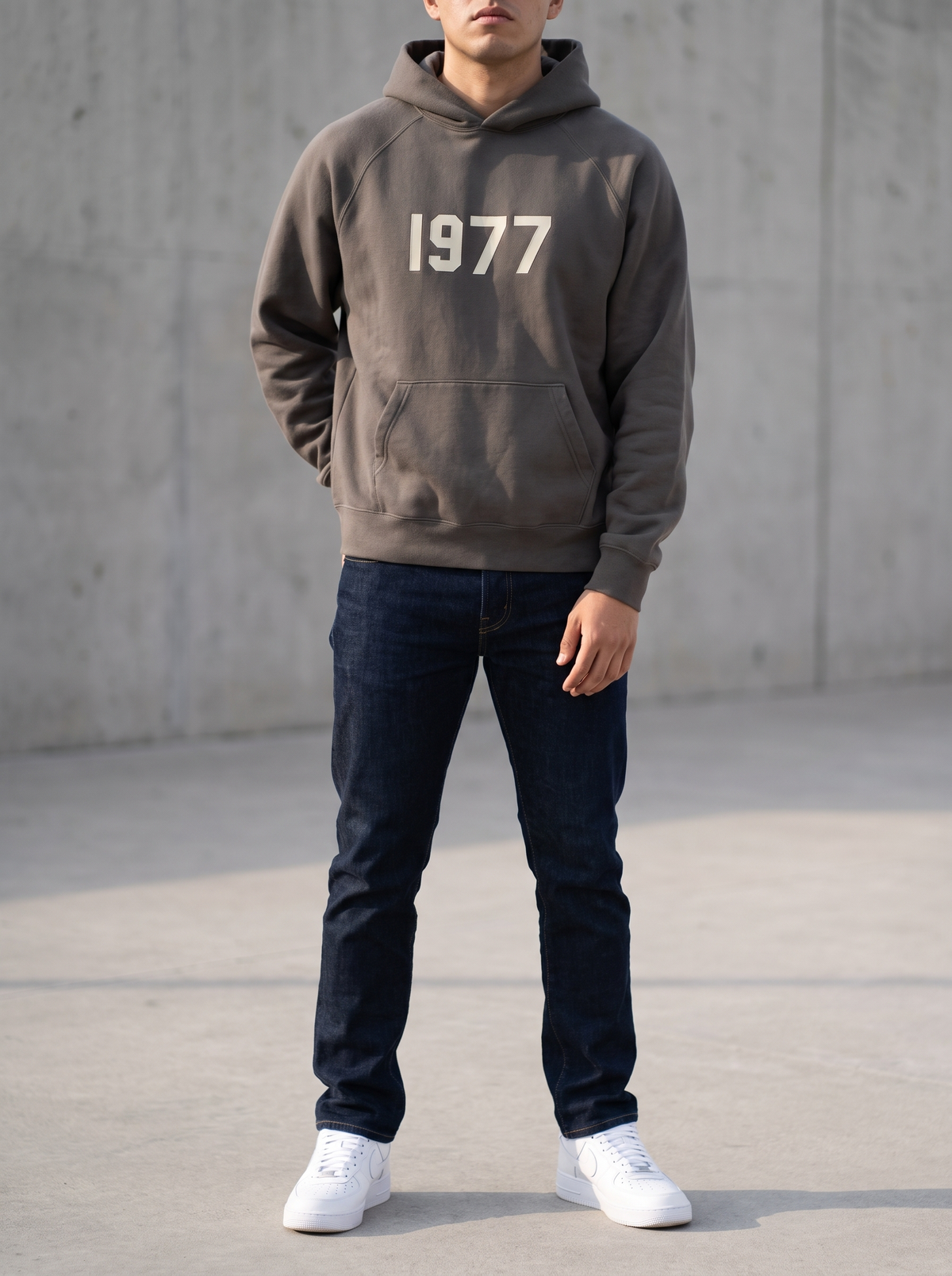 Sudadera Fear of God Essentials Gris con 1977 - Boxroom
